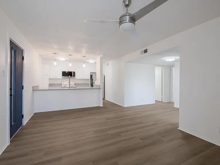 404 E Park Ave #12 — Photo 6