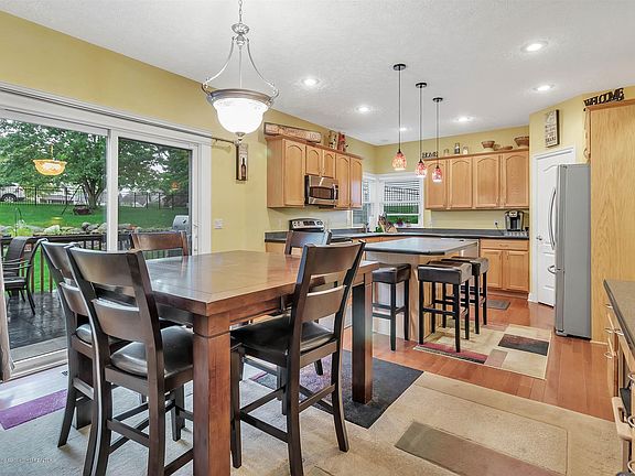 5th image of 805 Woodbury Dr
