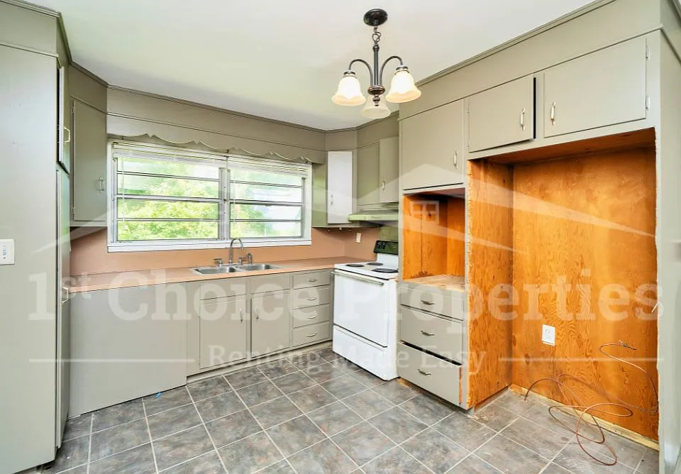 1708 Decatur Avenue Birmingham, AL 35208 - 1 — Photo 4