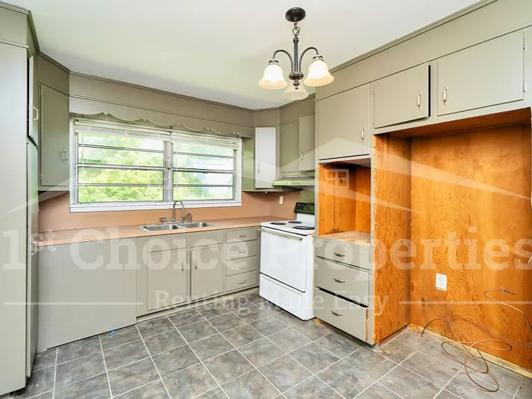 1708 Decatur Ave — Photo 4