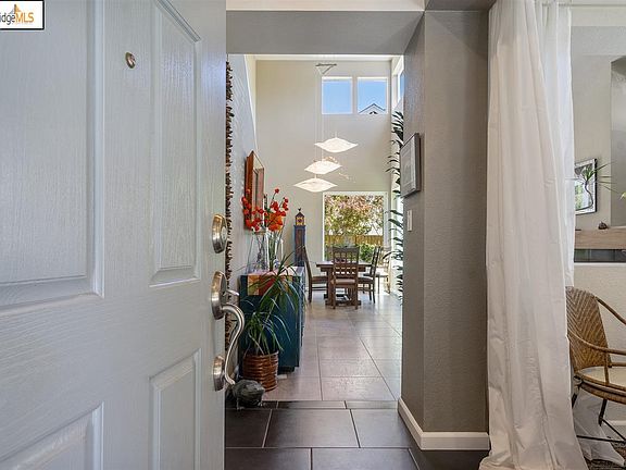 4th image of 10 Harbor View Dr