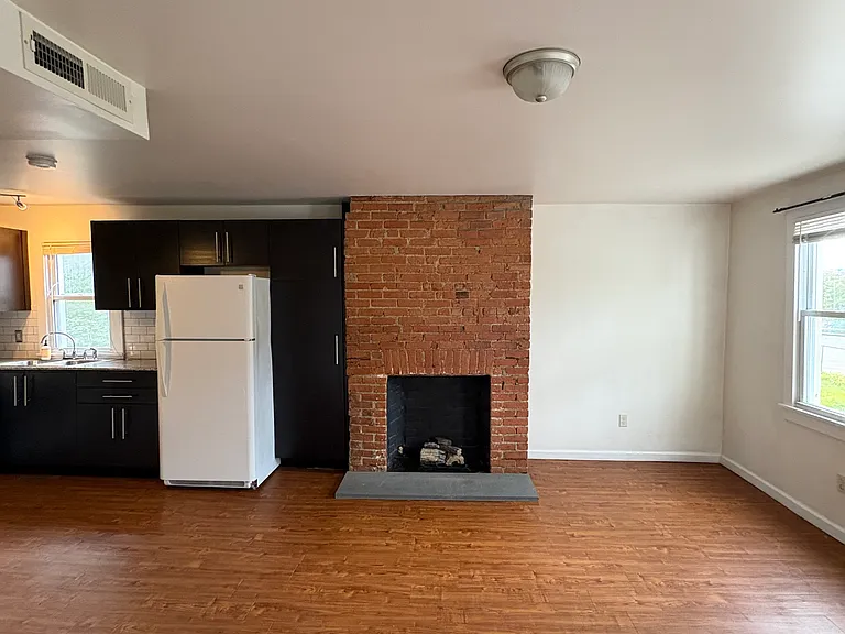 15 Albany St #2 — Photo 2