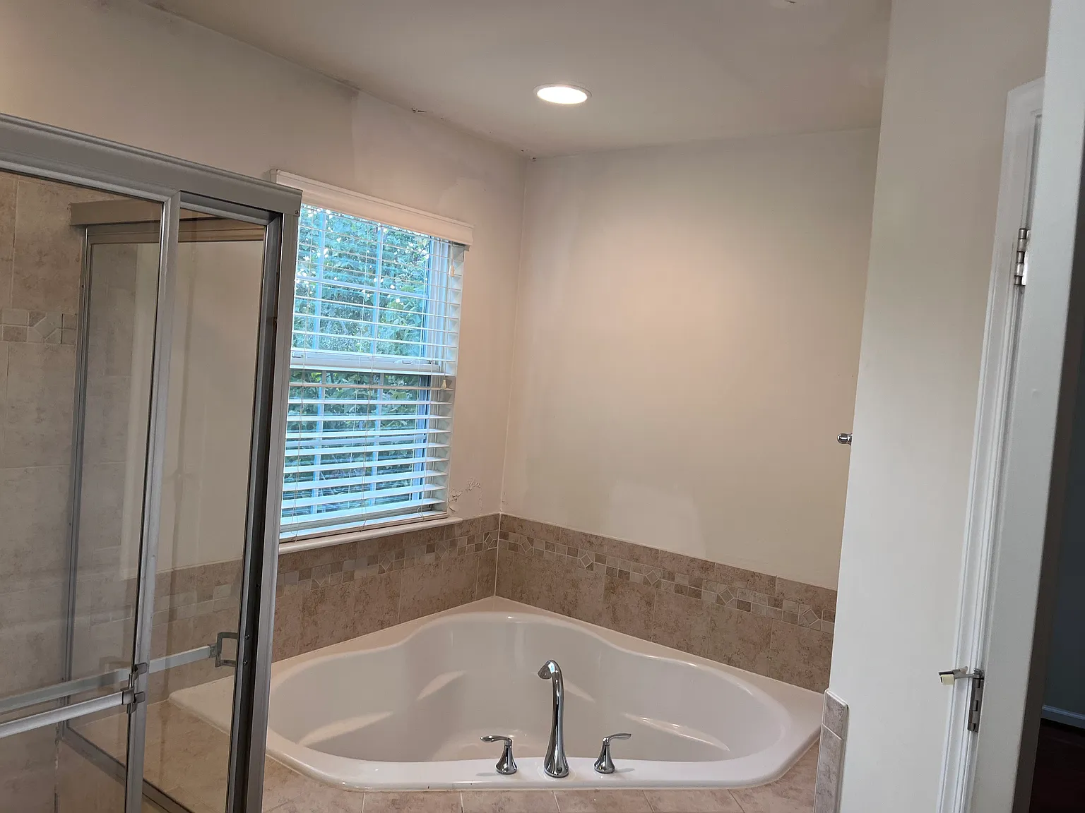 3 bed, 2.5 bath, 2085 sqft, $3,400 — Photo 4