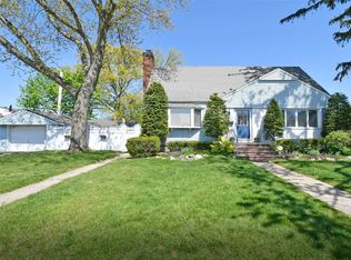 36 Columbine Ave, Merrick, NY 11566