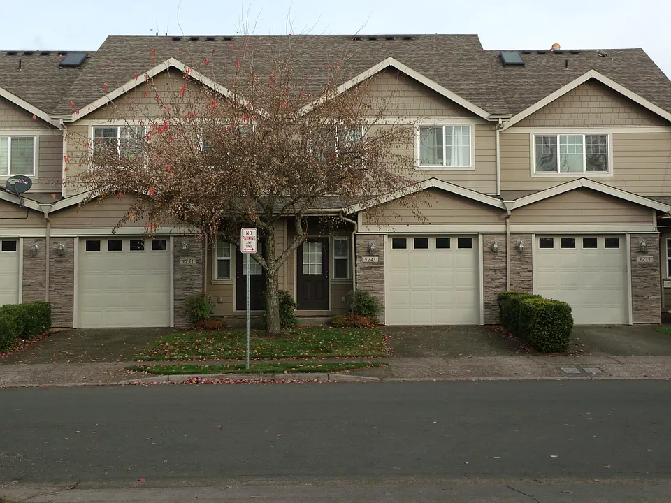 9251 SW Tanoak Ln
