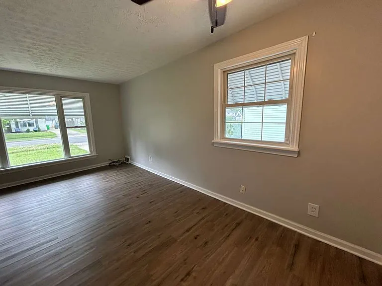 26901 Farringdon Ave — Photo 17