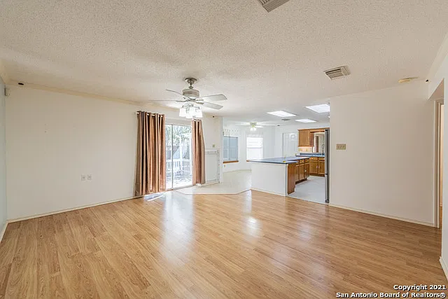 4 bed, 2.0 bath, 2559 sqft, $1,975 — Photo 2