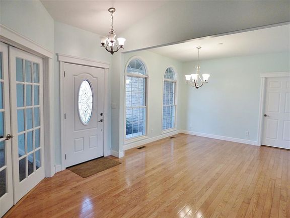 2nd image of 3824 Stratford Dr