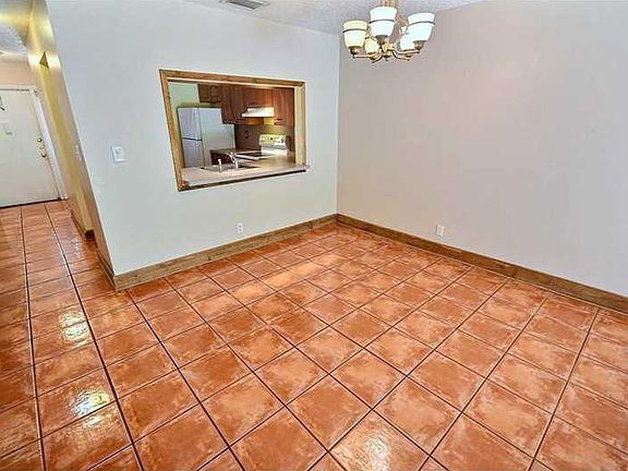 3rd image of 10 N Valencia Dr #2-33