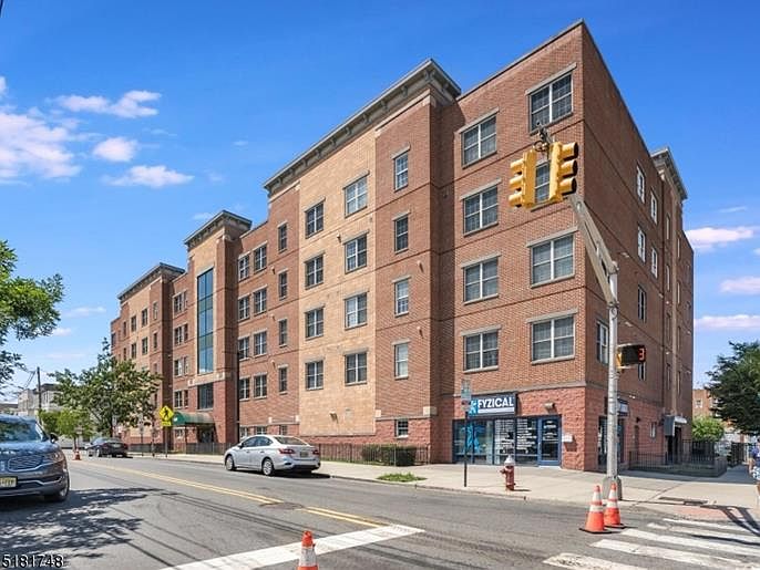 1st image of 1209 Summit Ave #211
