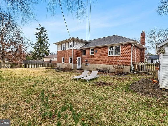3rd image of 707 Shelley Rd