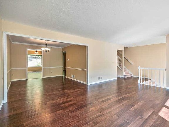 5th image of 2203 Huntington Ct N