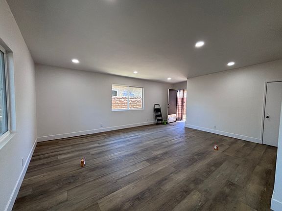 4th image of 427 E Lancaster Blvd #429