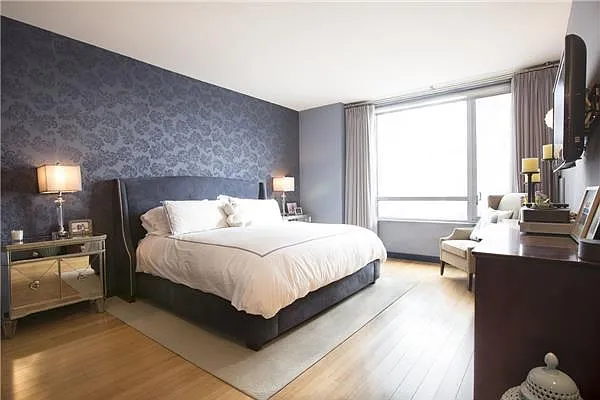 Sold by R New York | media 9