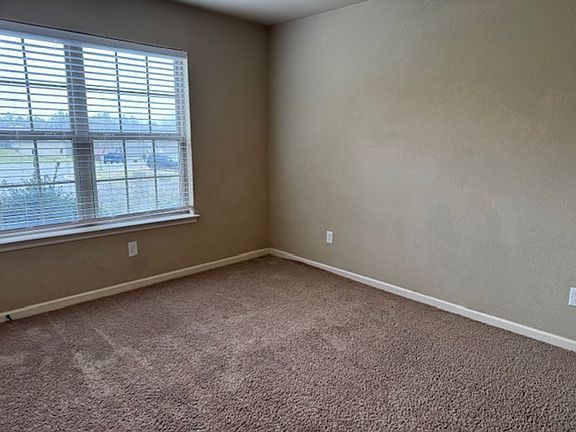5th image of 946 James Madison Dr