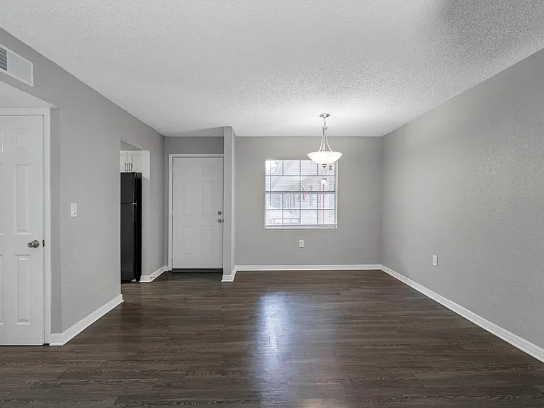 Uptown Apartments — Photo 36