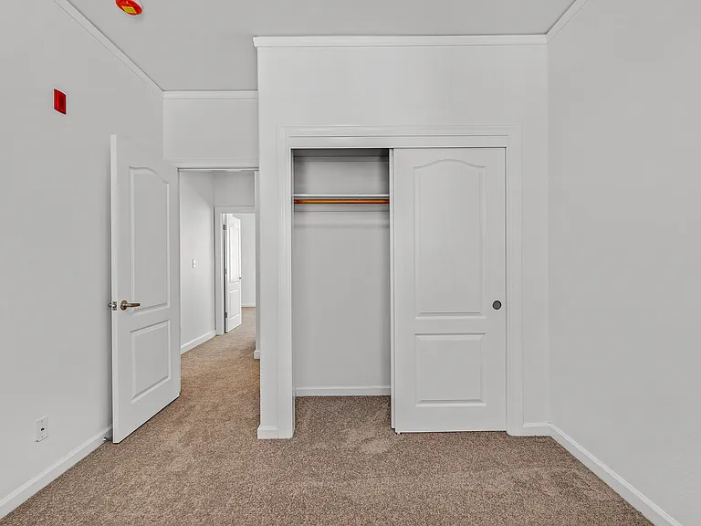 1083 Hyde St — Photo 15