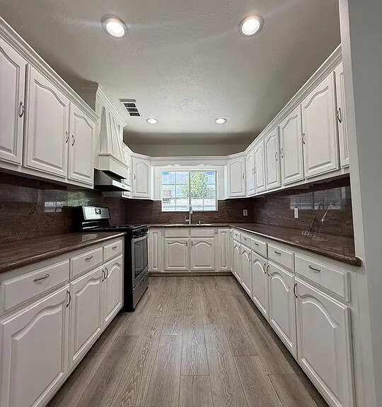 6742 Radford Ave — Photo 4