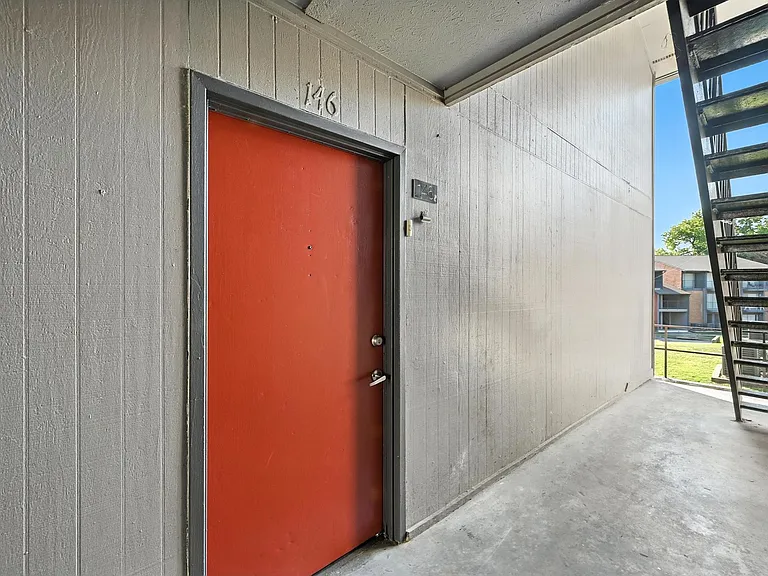 South Crest Apartments: All Bills Paid -Dazzling Dallas Apartments in Quiet Area! — Photo 51