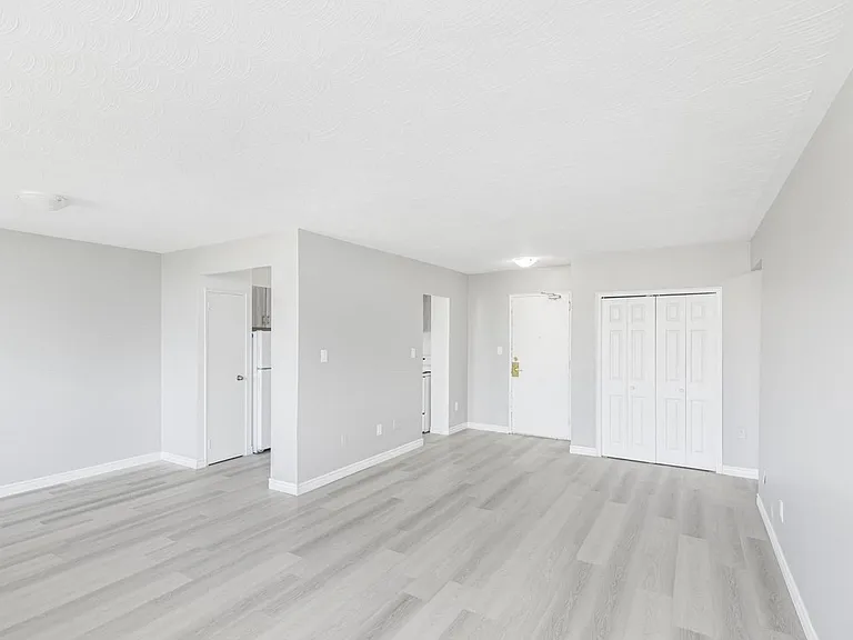 270 Mohawk Rd E — Photo 10