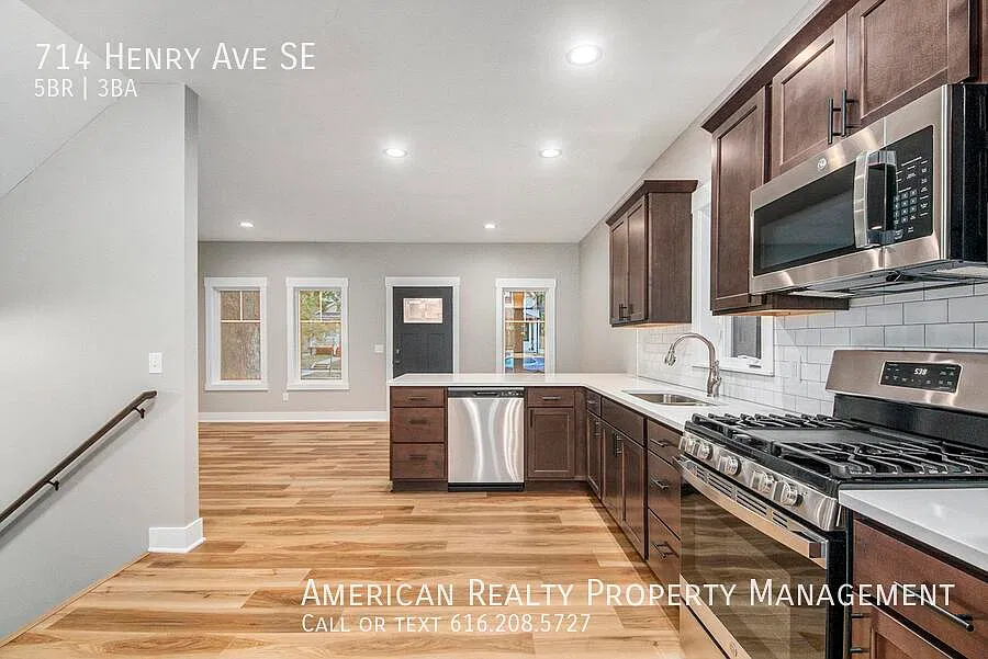 5 bed, 2.5 bath, 1800 sqft, $3,400 — Photo 4