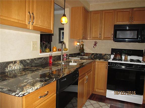 Spacious kitchen w/granite