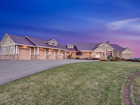 3rd image of 506 Mountain View Road W