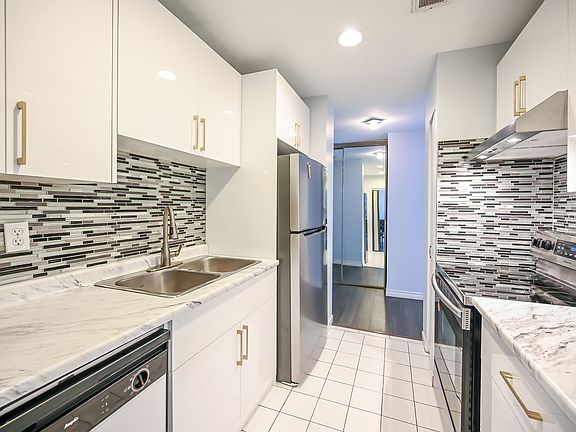 5th image of 222 Jackson St W #1602
