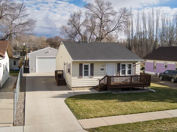 908 Lincoln Ave, Bismarck, ND 58504