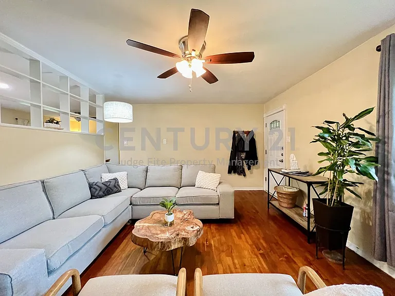 310 W 15th St — Photo 4