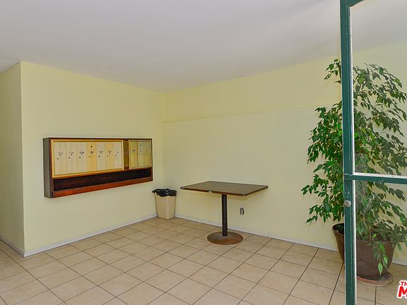3rd image of 833 10th St APT 6