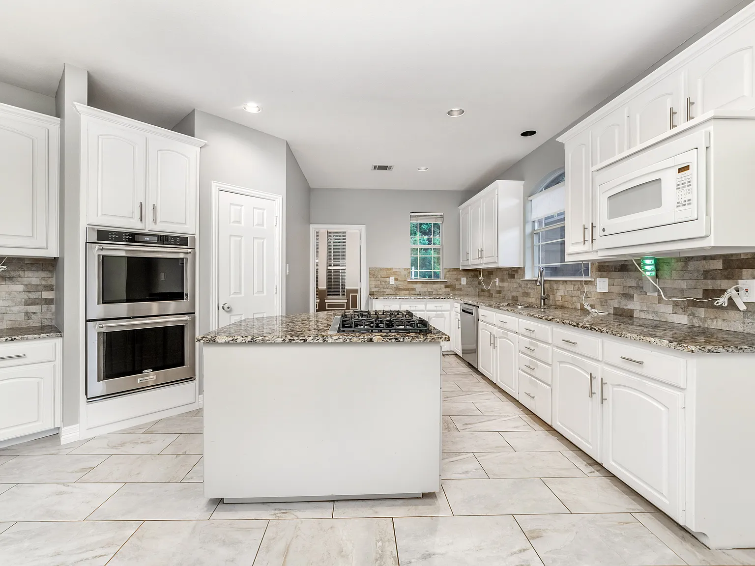 4 bed, 3422 sqft, $4,775 — Photo 3