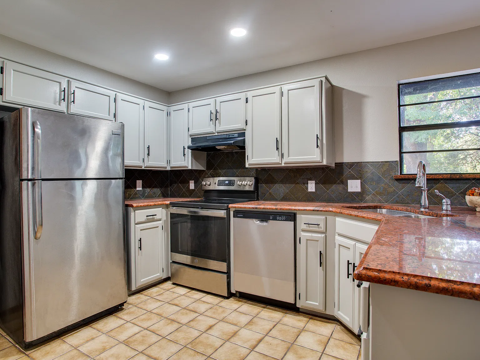 3 bed, 1265 sqft, $1,100 — Photo 3