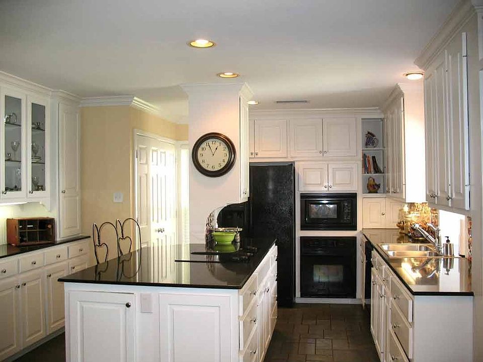 2nd image of 6537 Lake Circle Dr