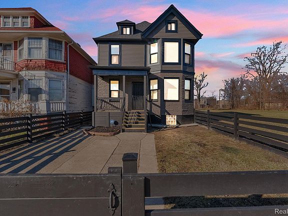 4th image of 2575 Harding St