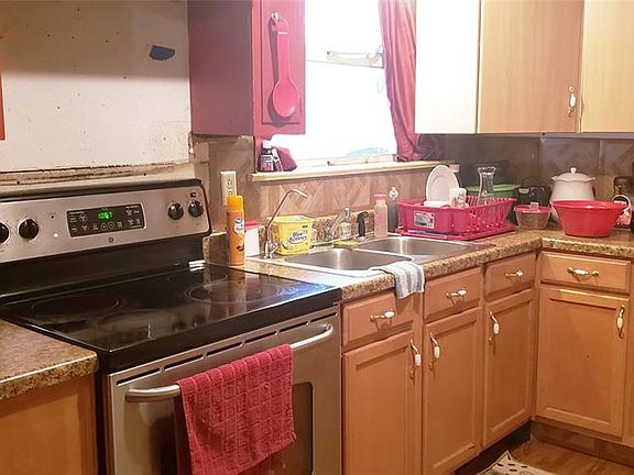 3rd image of 2516 Greenway St