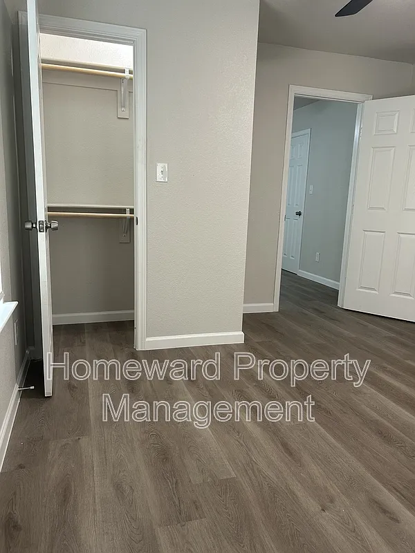 Building Photo - 407 N Justin Ave #A