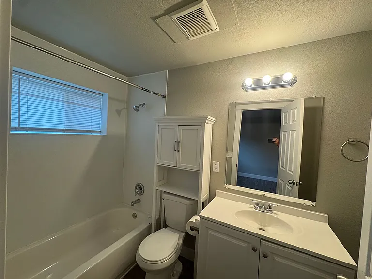 Cozy 2bd/1ba North West Apartment | On-Site Laundry | Pet Friendly | Off-Street Parking | Avail U... — Photo 9