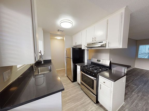 5th image of 12617 Oxnard St #203