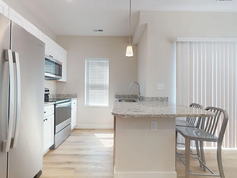 305 W Washington St — Photo 6