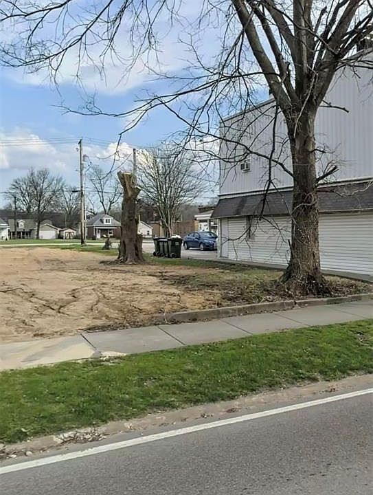 2nd image of 218 N Main St