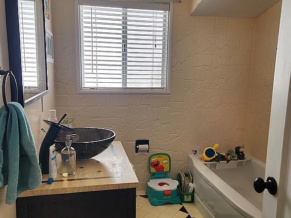 Bath-separate tub / shower