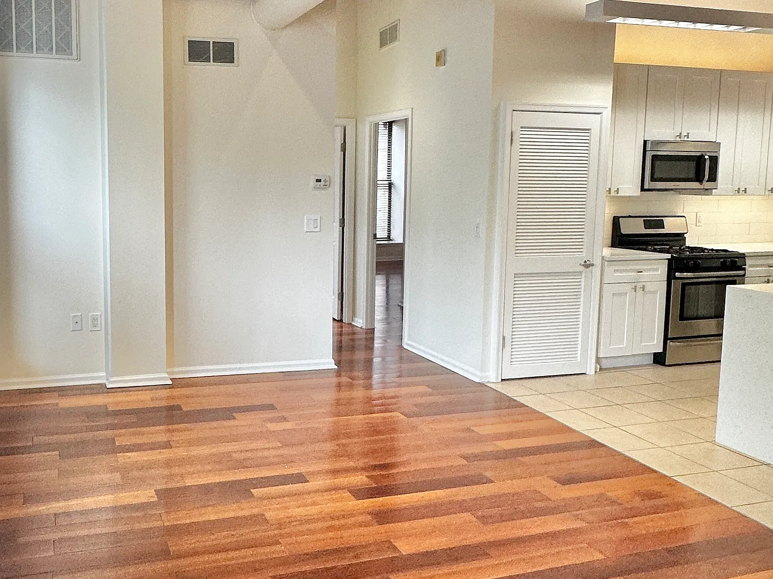 2 bed, 950 sqft, $3,050 — Photo 2