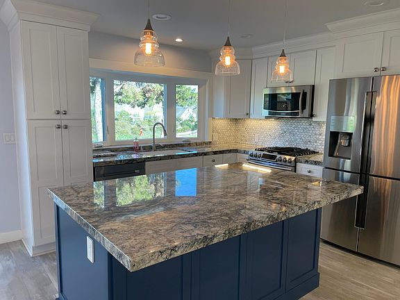 3rd image of 812 Camino De Los Mares
