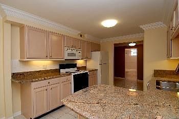 5th image of 7 E Miner St