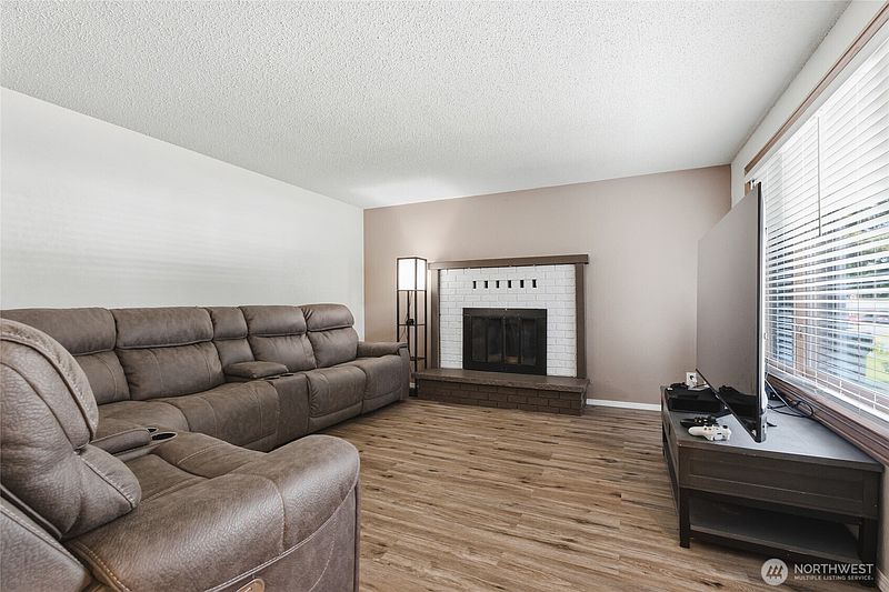 3rd image of 709 Enterprise Drive NE