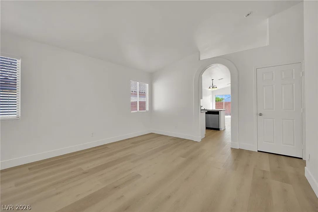 3 bed, 2.0 bath, 1230 sqft, $2,100 — Photo 4