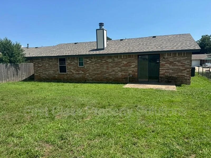 3 bed, 2.0 bath, 1275 sqft, $1,275 — Photo 4