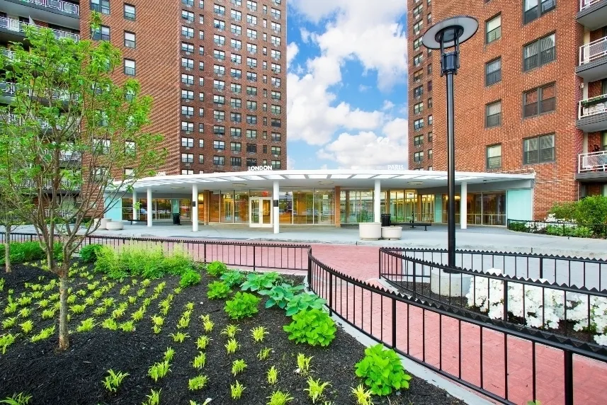 よみがえるセントラルパーク LeFrak City Kyoto at 98-15 Horace Harding Expressway in