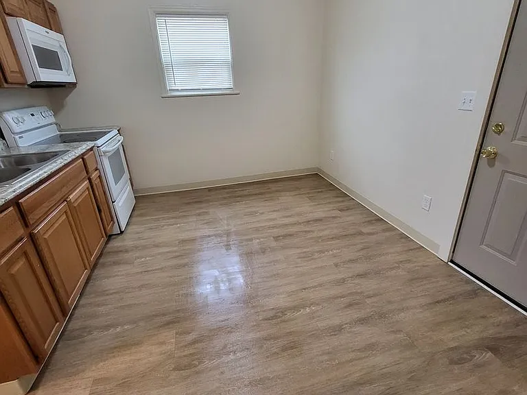 225 N Ashland Ave — Photo 3
